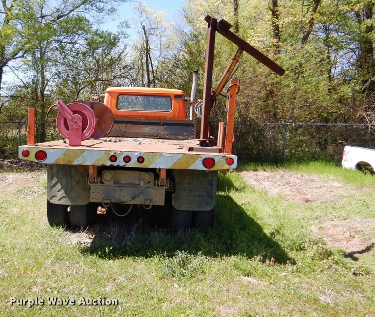image for item IY9461 1992 International 4700  flatbed truck