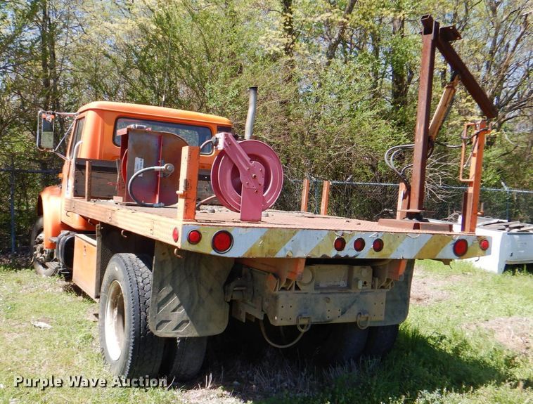 image for item IY9461 1992 International 4700  flatbed truck