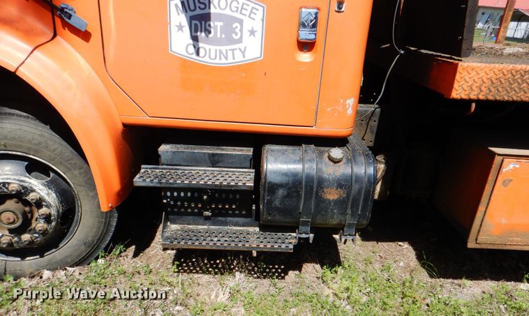 image for item IY9461 1992 International 4700  flatbed truck