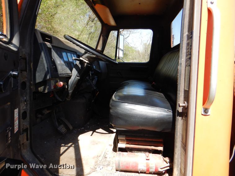 image for item IY9461 1992 International 4700  flatbed truck