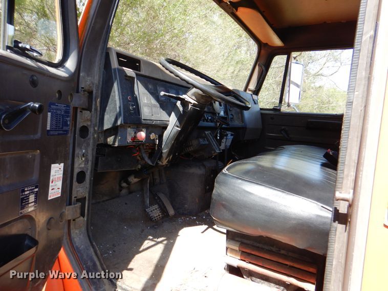 image for item IY9461 1992 International 4700  flatbed truck