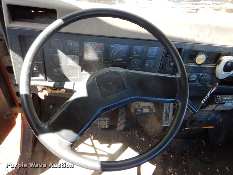 image for item IY9461 1992 International 4700  flatbed truck