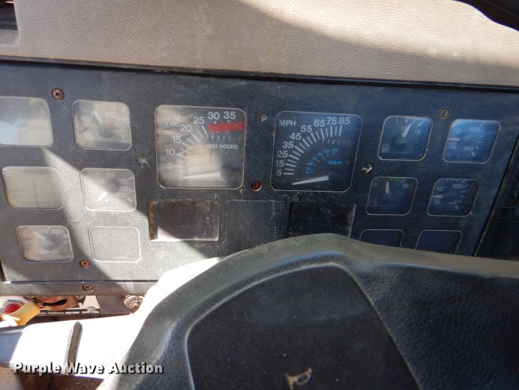 image for item IY9461 1992 International 4700  flatbed truck