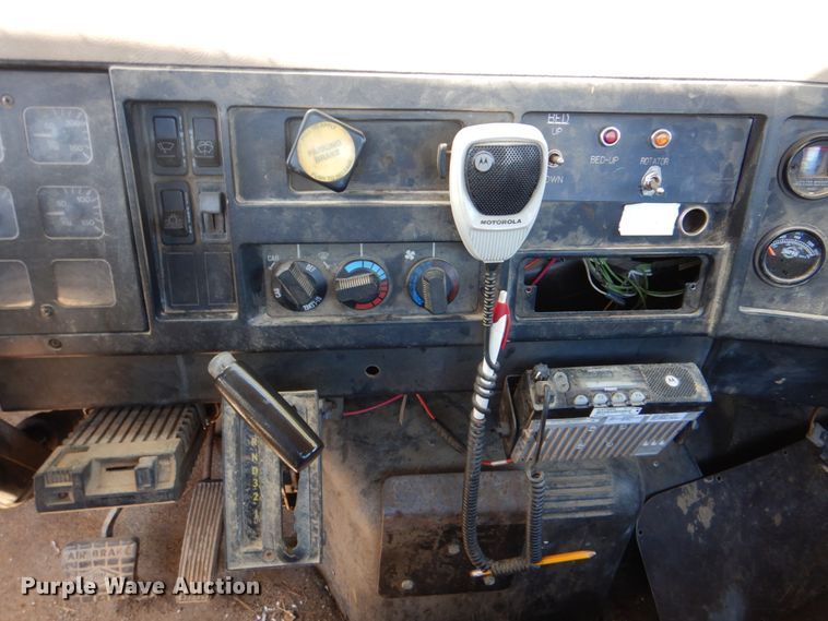 image for item IY9461 1992 International 4700  flatbed truck