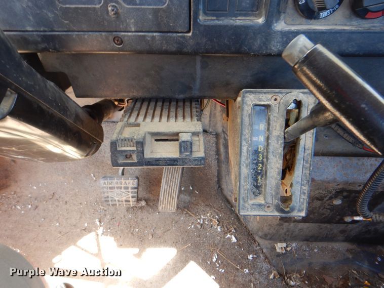 image for item IY9461 1992 International 4700  flatbed truck