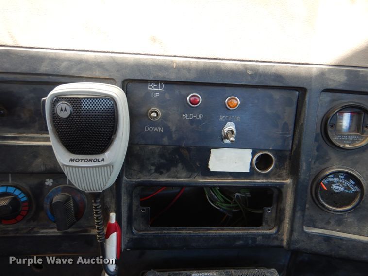 image for item IY9461 1992 International 4700  flatbed truck