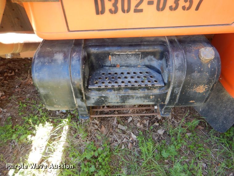 image for item IY9461 1992 International 4700  flatbed truck