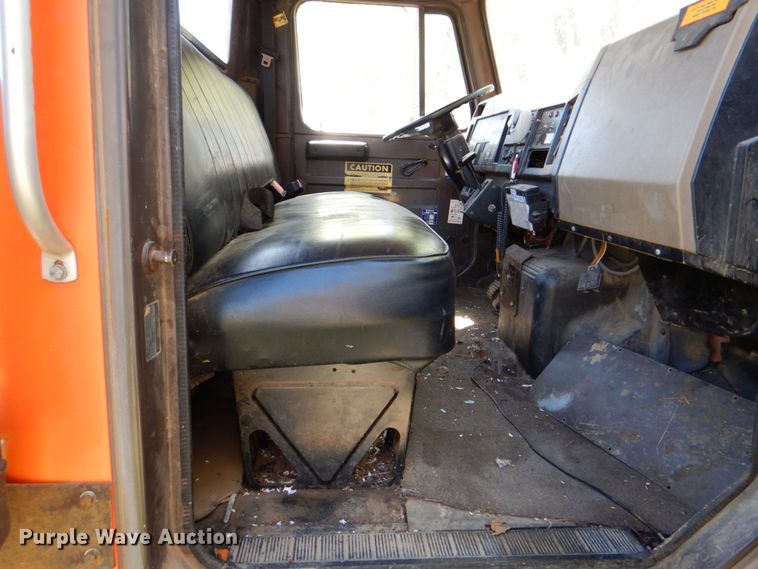 image for item IY9461 1992 International 4700  flatbed truck