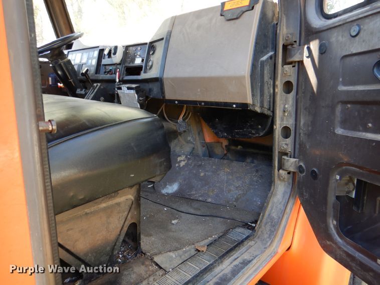 image for item IY9461 1992 International 4700  flatbed truck