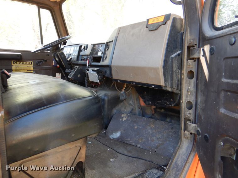 image for item IY9461 1992 International 4700  flatbed truck