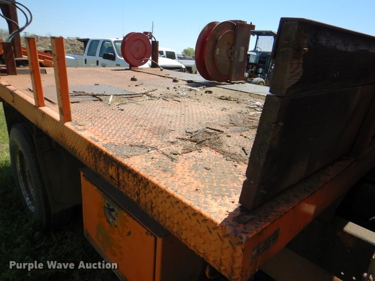 image for item IY9461 1992 International 4700  flatbed truck