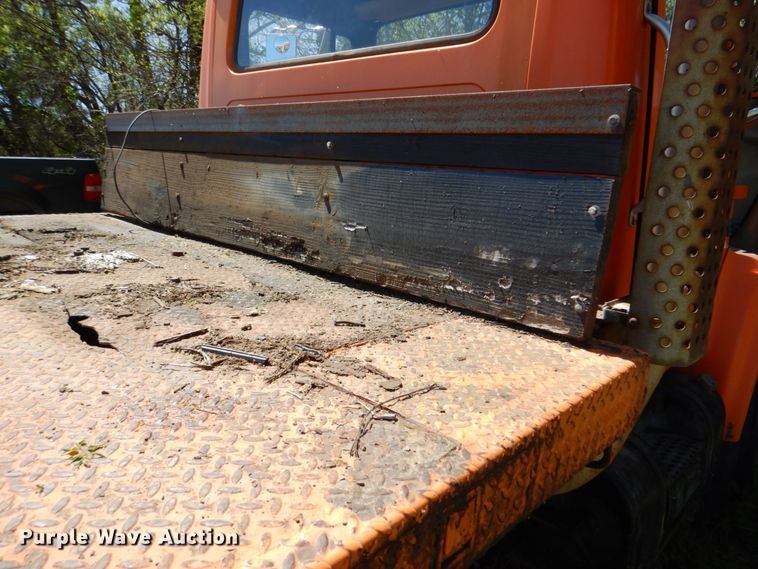 image for item IY9461 1992 International 4700  flatbed truck