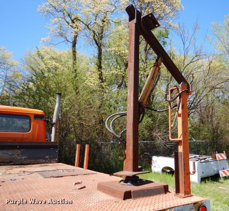 image for item IY9461 1992 International 4700  flatbed truck