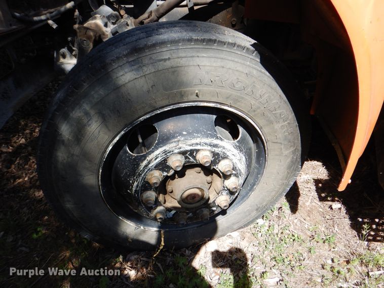 image for item IY9461 1992 International 4700  flatbed truck