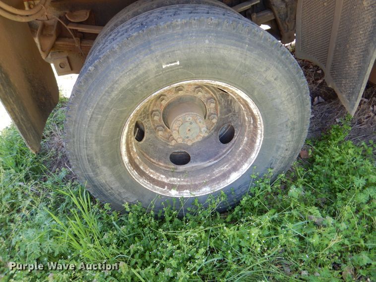 image for item IY9461 1992 International 4700  flatbed truck