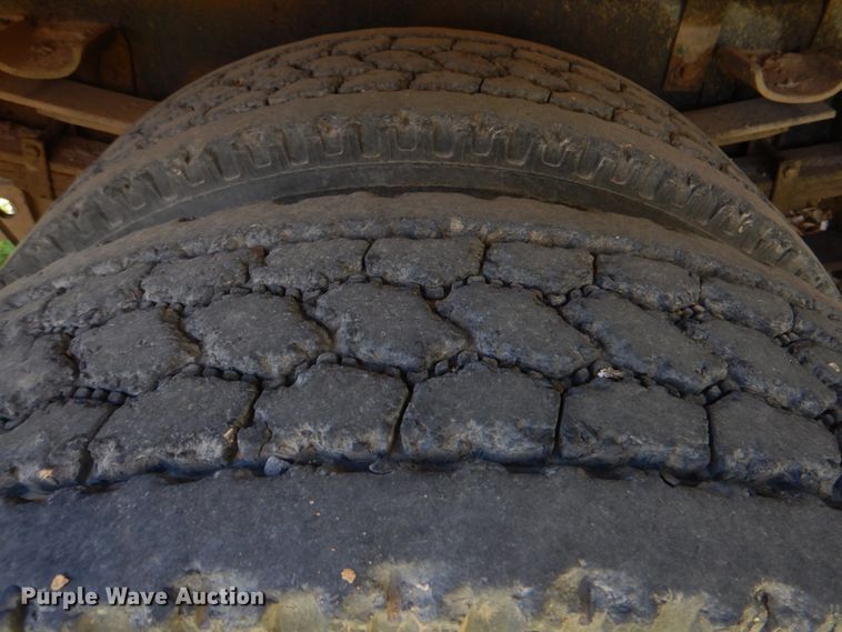 image for item IY9461 1992 International 4700  flatbed truck