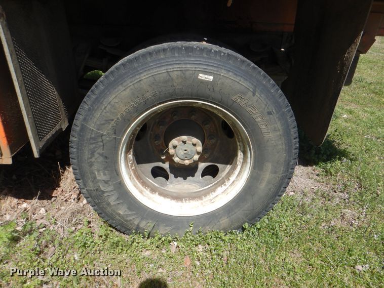 image for item IY9461 1992 International 4700  flatbed truck