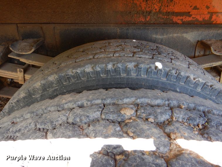 image for item IY9461 1992 International 4700  flatbed truck