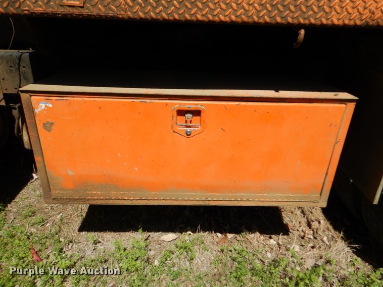 image for item IY9461 1992 International 4700  flatbed truck