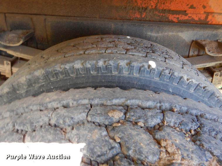 image for item IY9461 1992 International 4700  flatbed truck