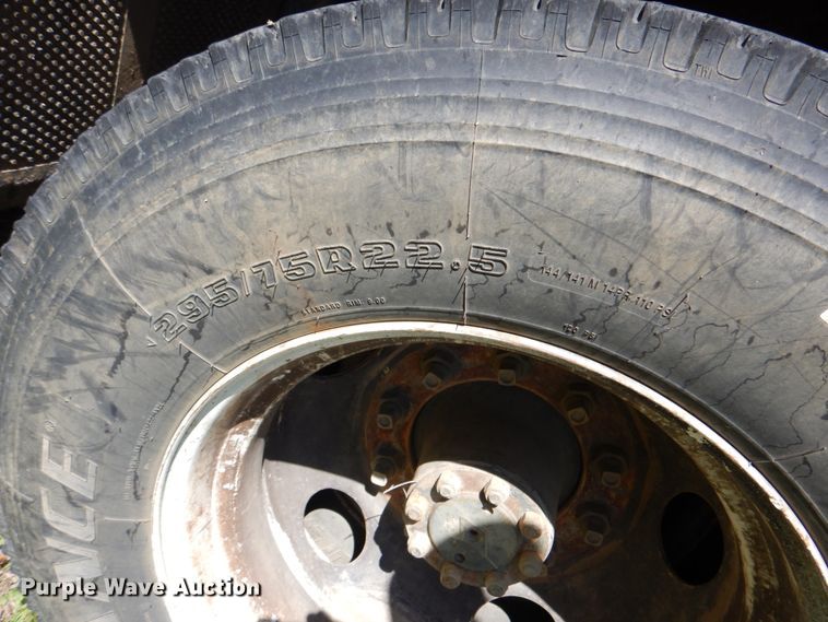 image for item IY9461 1992 International 4700  flatbed truck