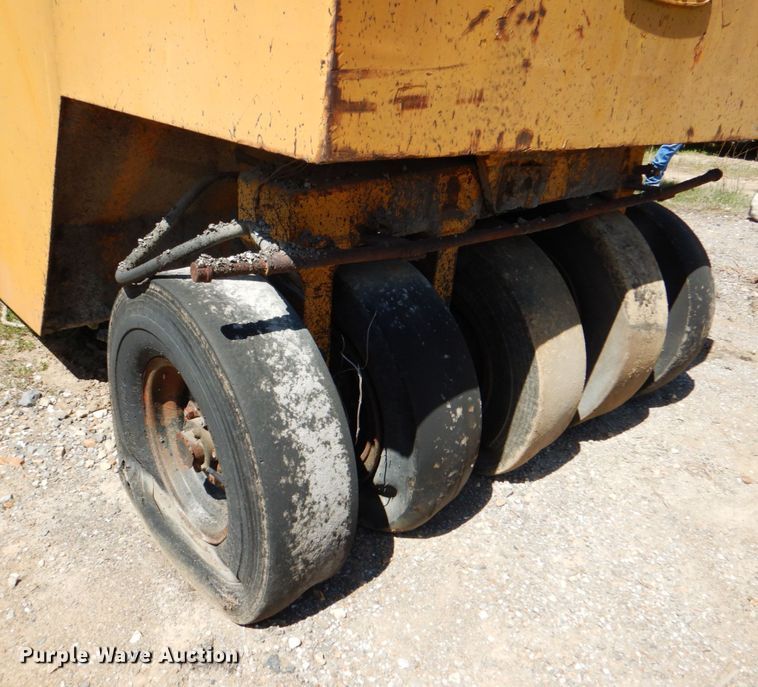 image for item IY9471 Tampo SP312  pneumatic roller