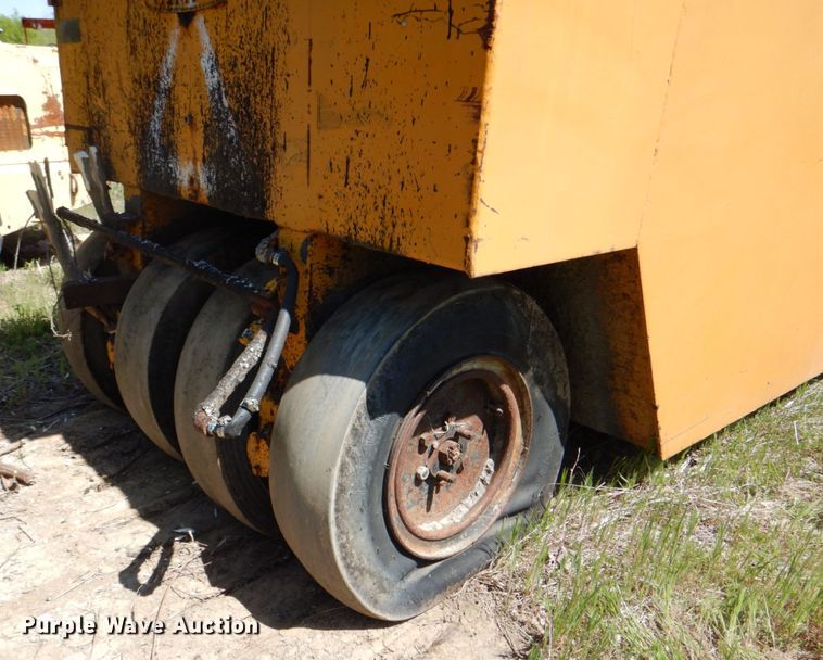 image for item IY9471 Tampo SP312  pneumatic roller