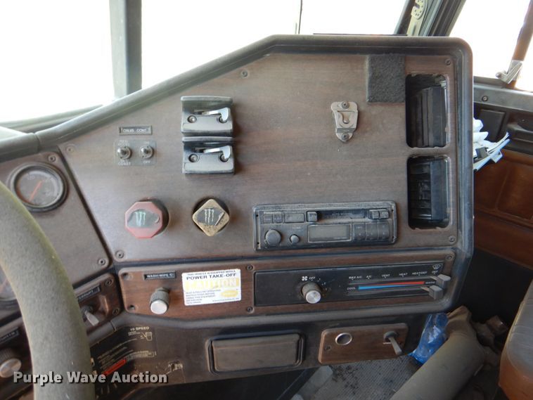 image for item IY9472 1995 Freightliner FLD  dump truck