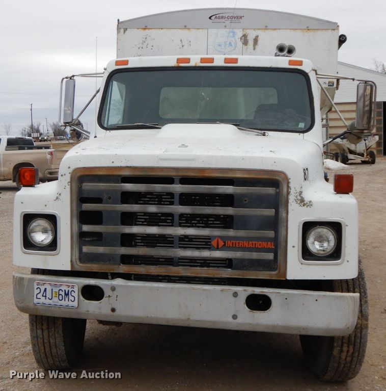 image for item DF6457 1987 International 1955  fertilizer delivery truck