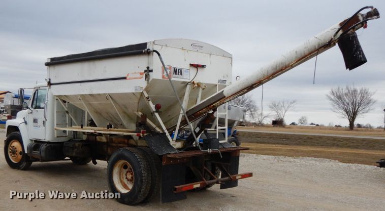 image for item DF6457 1987 International 1955  fertilizer delivery truck