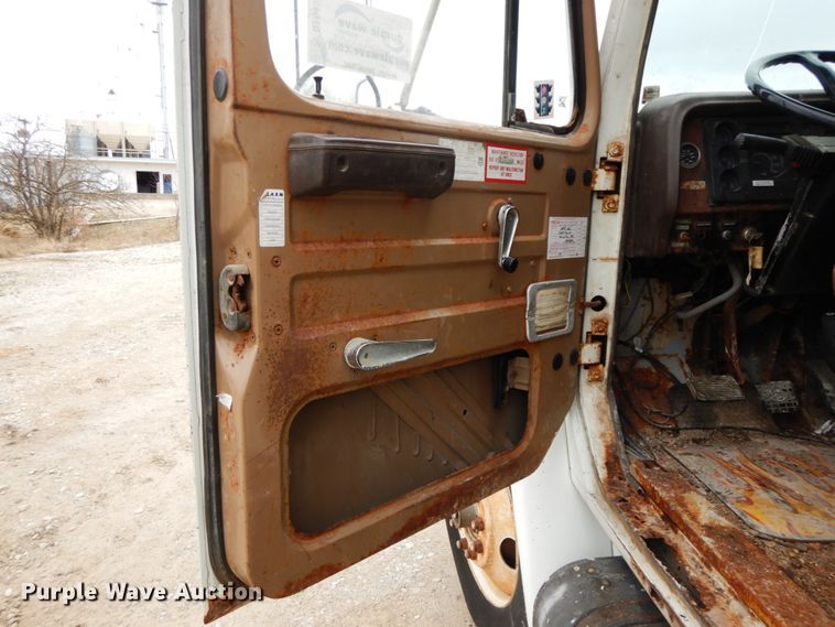 image for item DF6457 1987 International 1955  fertilizer delivery truck