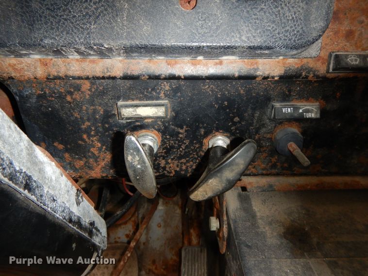 image for item DF6457 1987 International 1955  fertilizer delivery truck