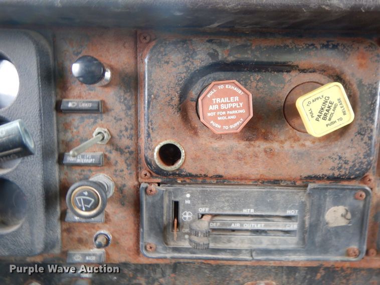 image for item DF6457 1987 International 1955  fertilizer delivery truck