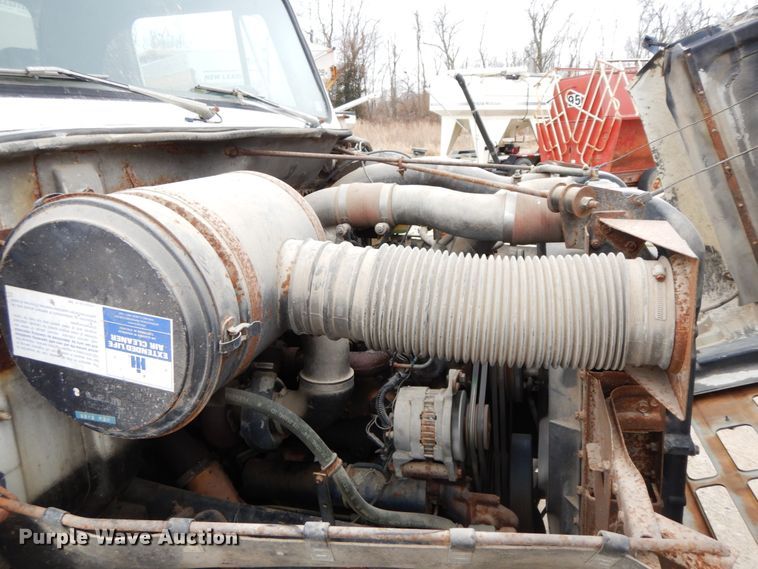 image for item DF6457 1987 International 1955  fertilizer delivery truck