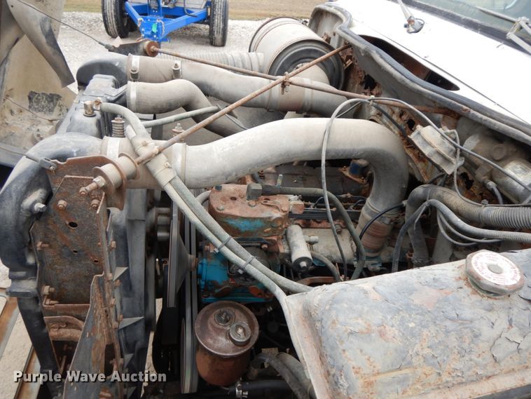 image for item DF6457 1987 International 1955  fertilizer delivery truck