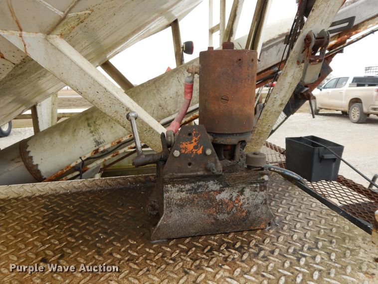 image for item DF6457 1987 International 1955  fertilizer delivery truck