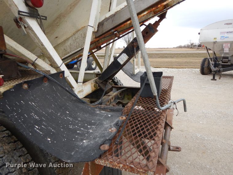 image for item DF6457 1987 International 1955  fertilizer delivery truck