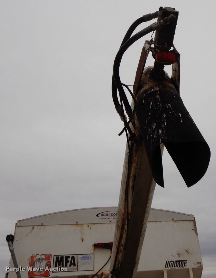 image for item DF6457 1987 International 1955  fertilizer delivery truck