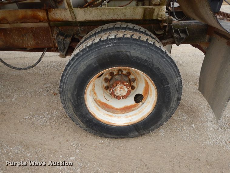 image for item DF6457 1987 International 1955  fertilizer delivery truck