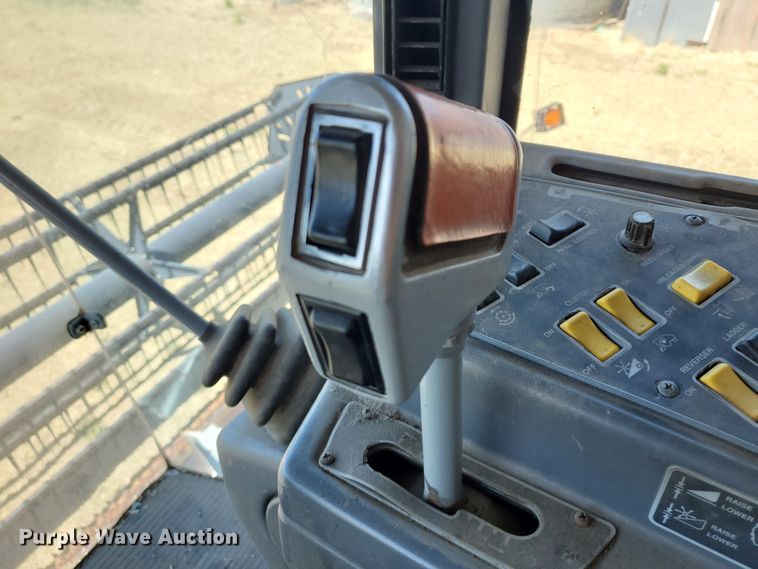 image for item DI4778 1993 Gleaner R62  combine