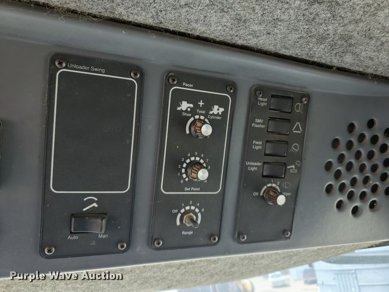 image for item DI4778 1993 Gleaner R62  combine