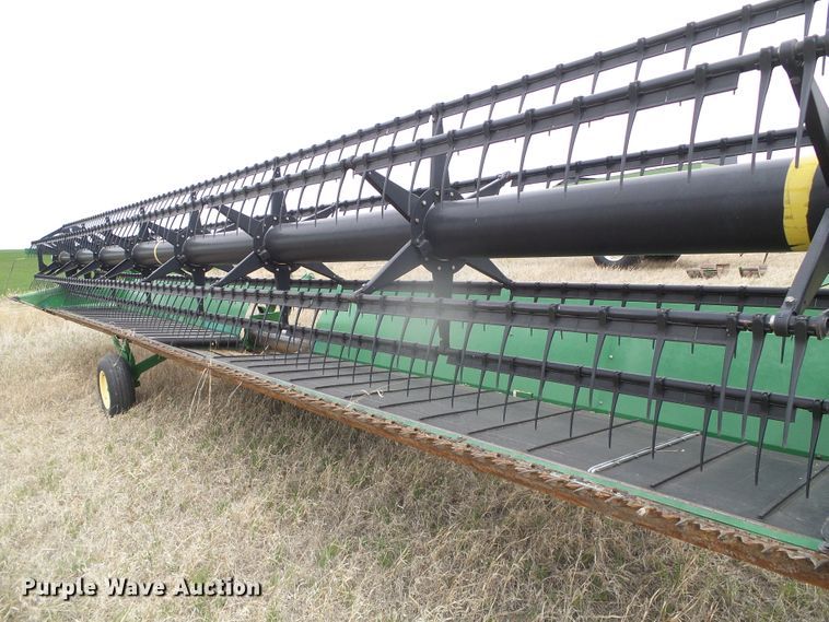 image for item DI5555 2006 John Deere 936D  draper head