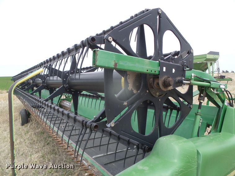 image for item DI5555 2006 John Deere 936D  draper head