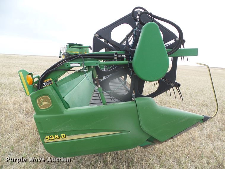 image for item DI5555 2006 John Deere 936D  draper head