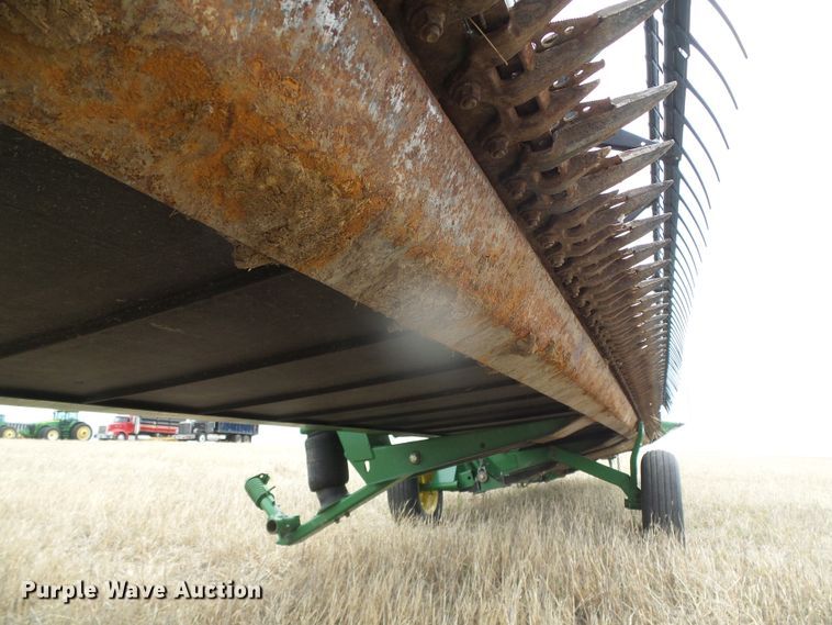 image for item DI5555 2006 John Deere 936D  draper head