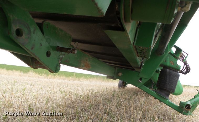 image for item DI5555 2006 John Deere 936D  draper head