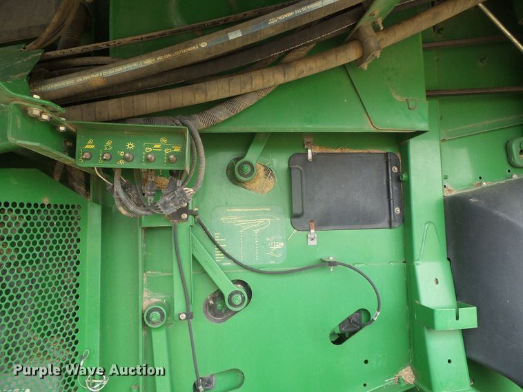 image for item DI5556 2005 John Deere 9860 STS  combine