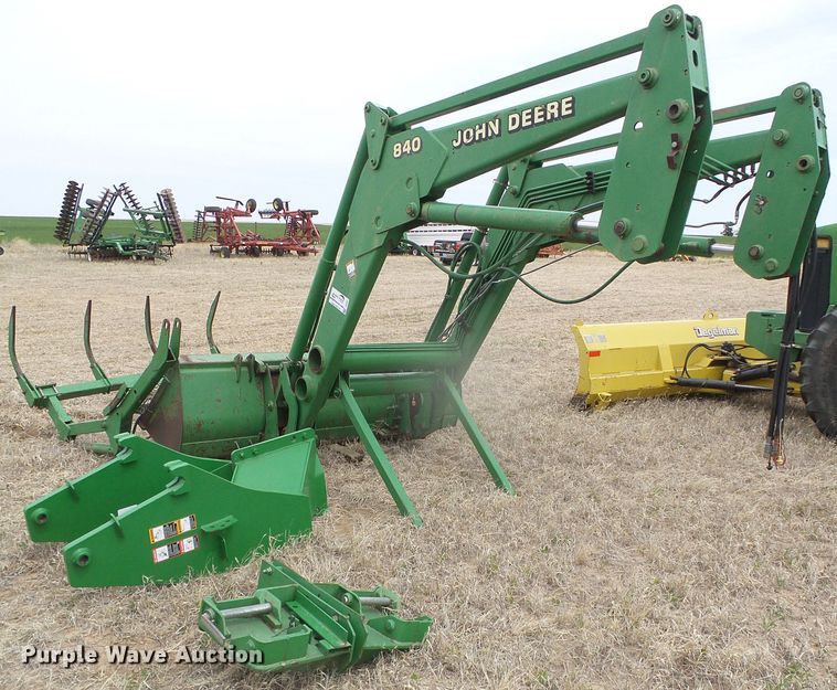 image for item DI5561 John Deere 840  loader