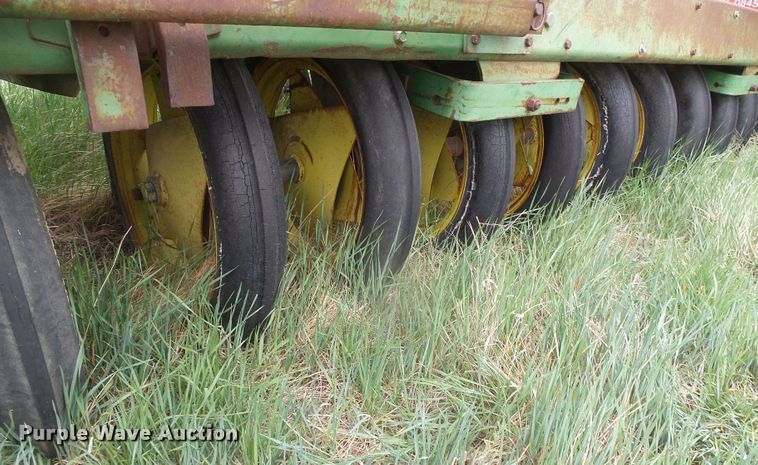 image for item DI5570 (3) John Deere 9300 hoe grain drills