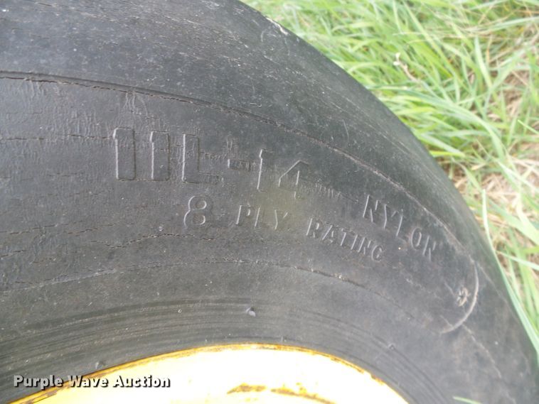 image for item DI5570 (3) John Deere 9300 hoe grain drills